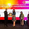 Kepala BPOM RI, Taruna Ikrar menyerahkan plakat Nomor Izin Edar (NIE) Produk Radiofarmaka kepada Direktur Peng