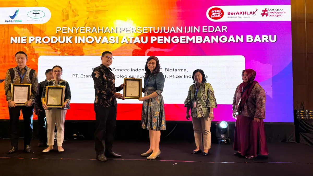 Kepala BPOM RI, Taruna Ikrar menyerahkan plakat Nomor Izin Edar (NIE) Produk Radiofarmaka kepada Direktur Peng