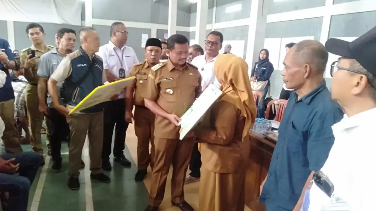 Bupati Sumedang, Dony Ahmad Munir meninjau langsung pembagian uang ganti rugi (UGR) di GOR Desa Karanglayung K