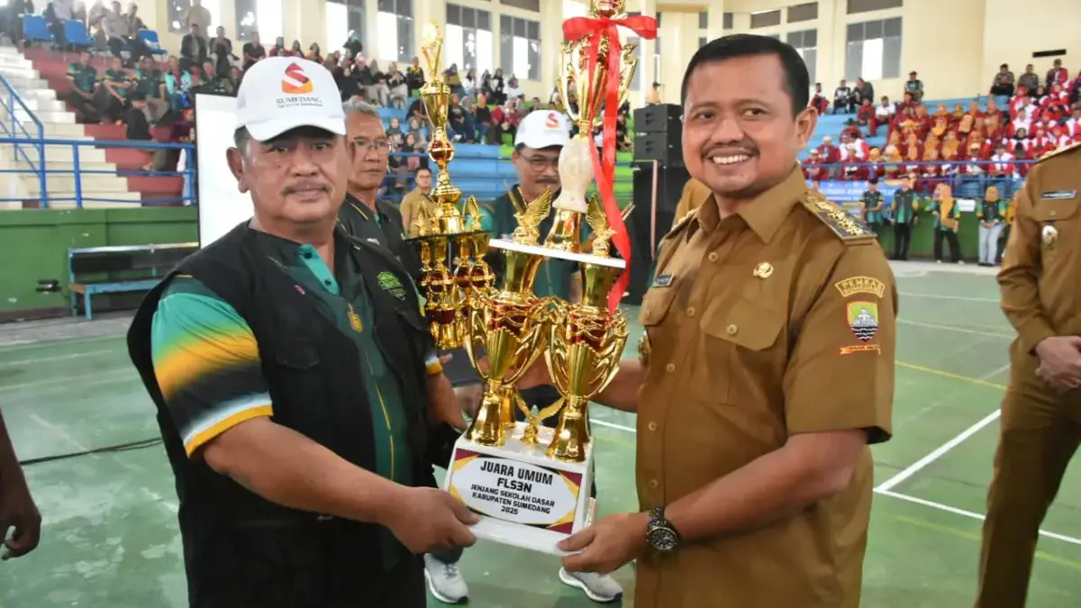 Bupati Sumedang H. Dony Ahmad Munir memberikan motivasi kepada ribuan siswa peserta O2SN dan FLS3N tingkat SD
