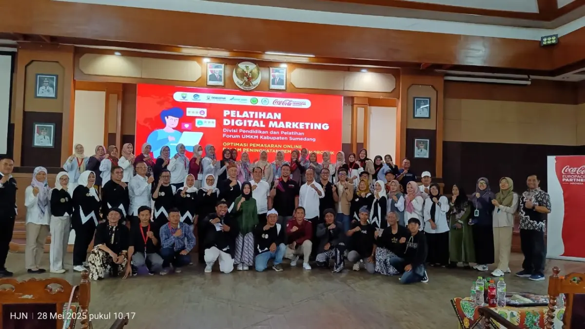 Kepala Dinas KUKMPP Kab. Sumedang Agus Kori Hidayat membuka pelatihan Digital Marketing inisiasi CCEP Indonesi