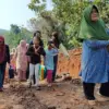 Inilah Cara Emak-emak Membakar Semangat Satgas TMMD di Desa Pamulihan Sumedang
