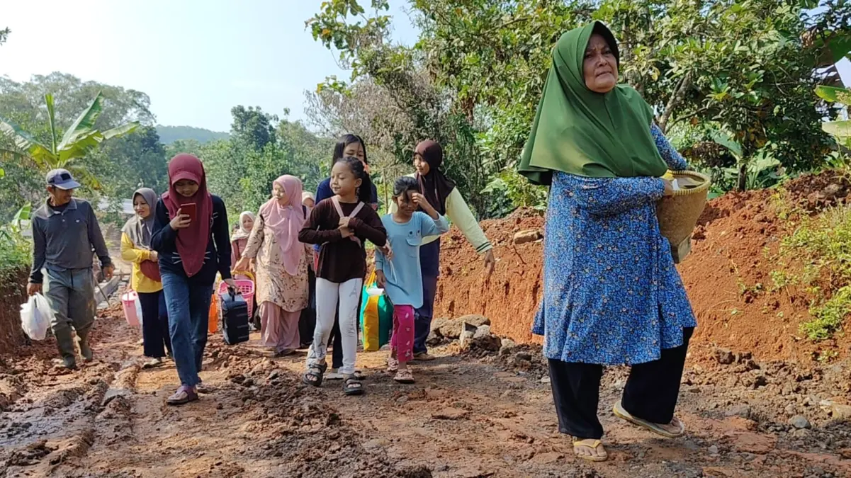 Inilah Cara Emak-emak Membakar Semangat Satgas TMMD di Desa Pamulihan Sumedang