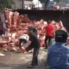 Viral, Video Warga Bantu Evakuasi Muatan Truk Terguling Tuai Banyak Pujian