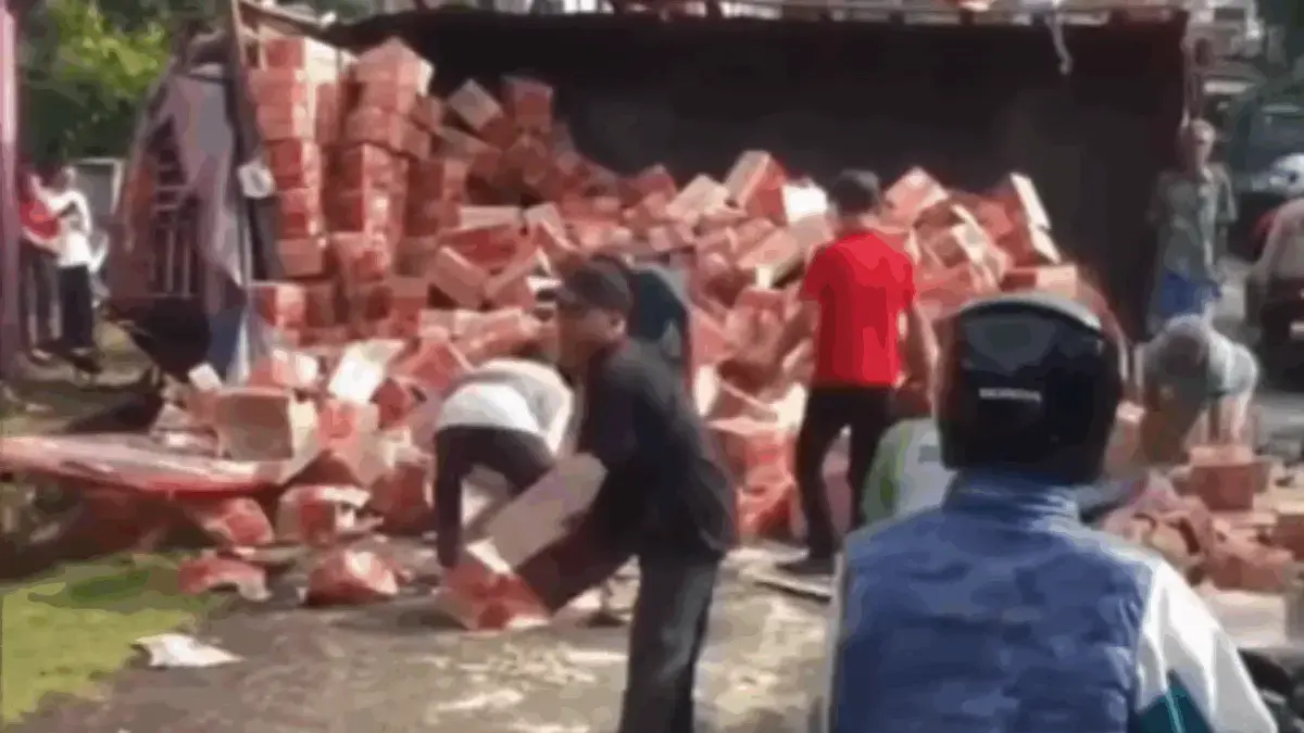 Viral, Video Warga Bantu Evakuasi Muatan Truk Terguling Tuai Banyak Pujian