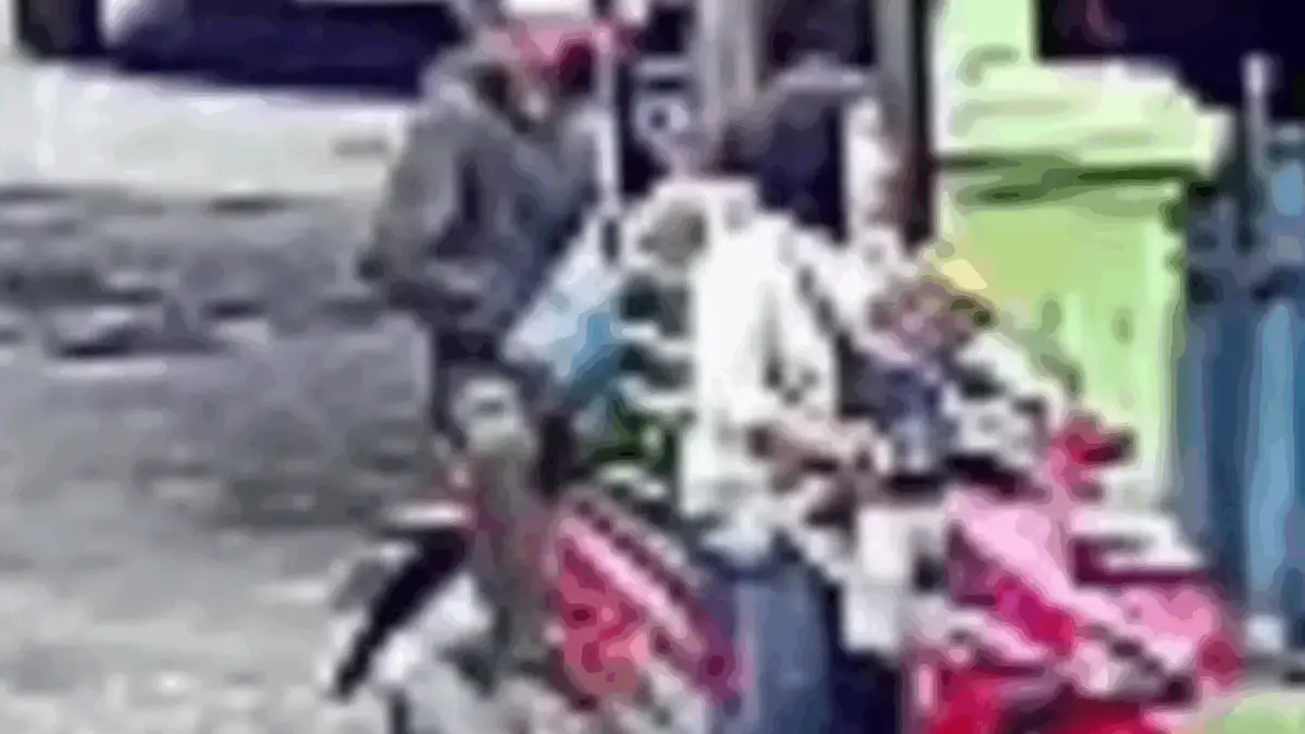 Terekam CCTV, Sepasang Suami Istri Nekat Curi Alat Sealer Cup Milik Tukang Es di Pinggir Jalan