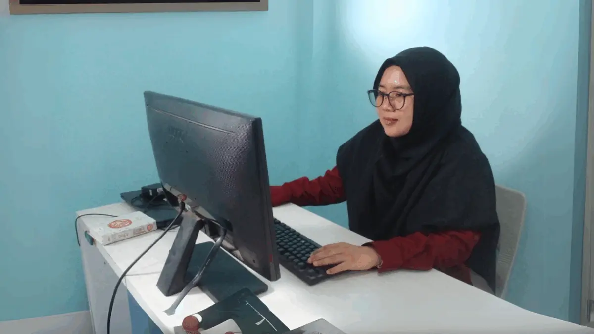 LULUSKAN: Wakasek Kesiswaan SMA IT Insan Sejahtera Sumedang, Isty Fauziah, A.Md., S.Pd. saat memberikan ketera
