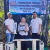 KELOLA: Penyerahan simbolis alat pengolah kompos oleh Plt Lurah Situ, Geri Agustiana, S.STP (kanan), kepada pe