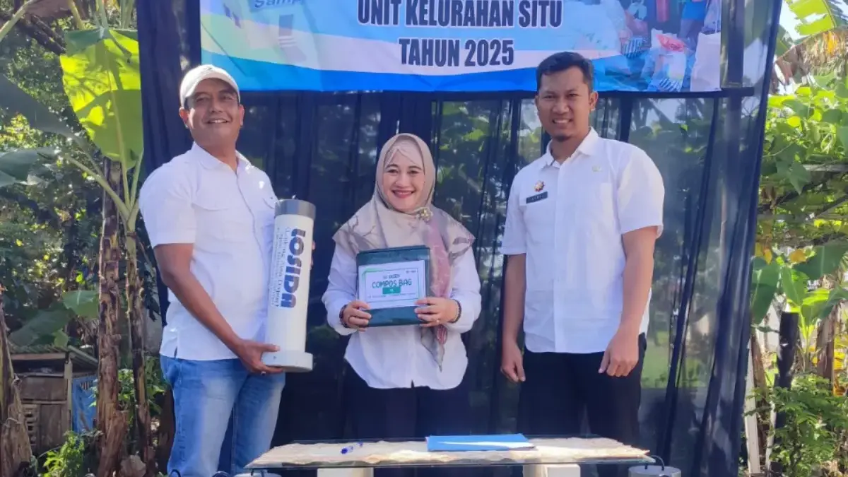 KELOLA: Penyerahan simbolis alat pengolah kompos oleh Plt Lurah Situ, Geri Agustiana, S.STP (kanan), kepada pe