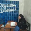 PILIHAN: SPV (Supervisor) Nyusu Doeloe Ulfa saat memperlihatkan berbagai menu varian kepada Sumeks, baru-baru