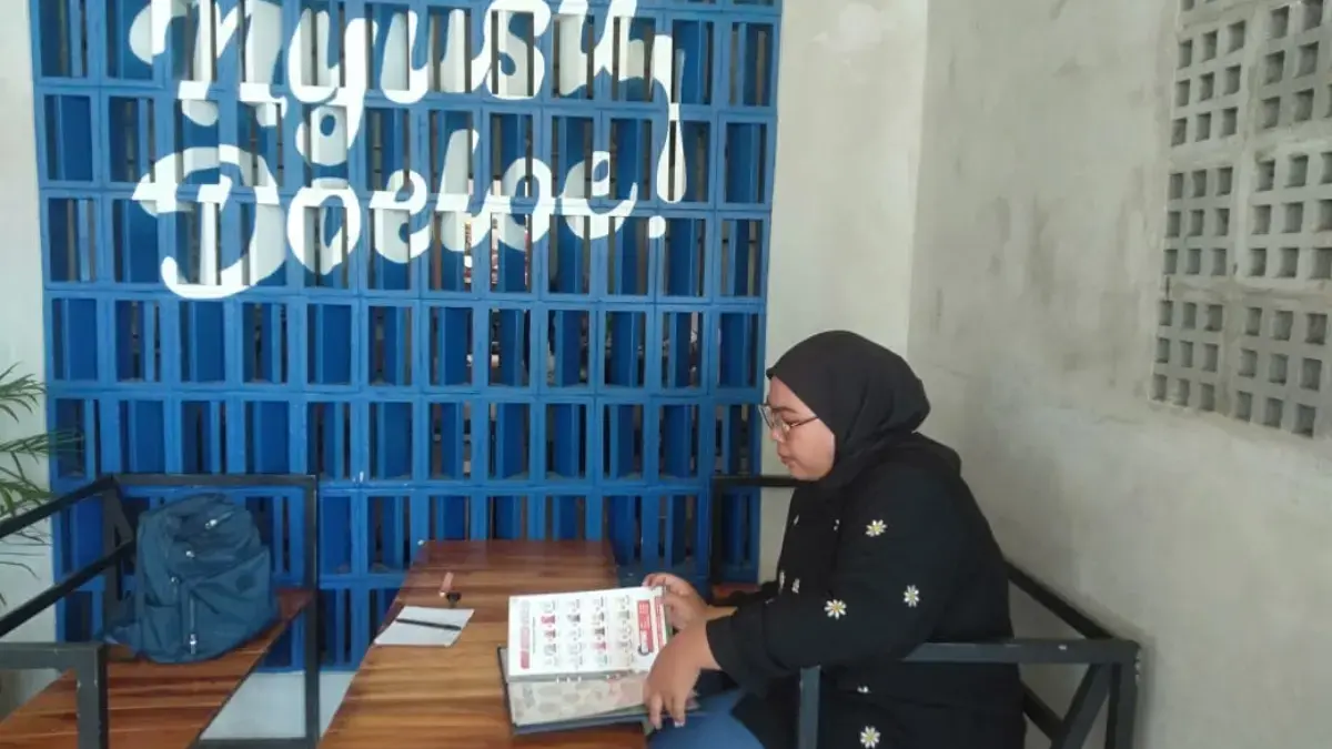 PILIHAN: SPV (Supervisor) Nyusu Doeloe Ulfa saat memperlihatkan berbagai menu varian kepada Sumeks, baru-baru