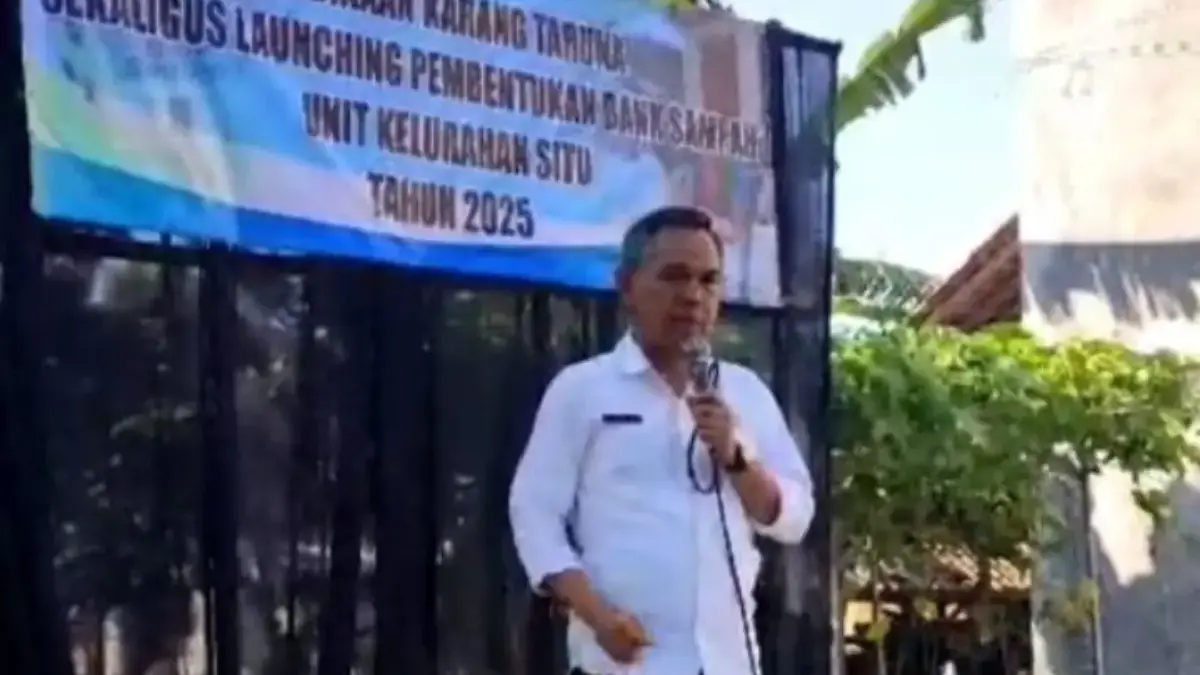 MANFAATKAN: Plt. Camat Sumedang Utara, Ili, S. Sos., saat memberikan sambutan pada kegiatan Pembinaan Karang T