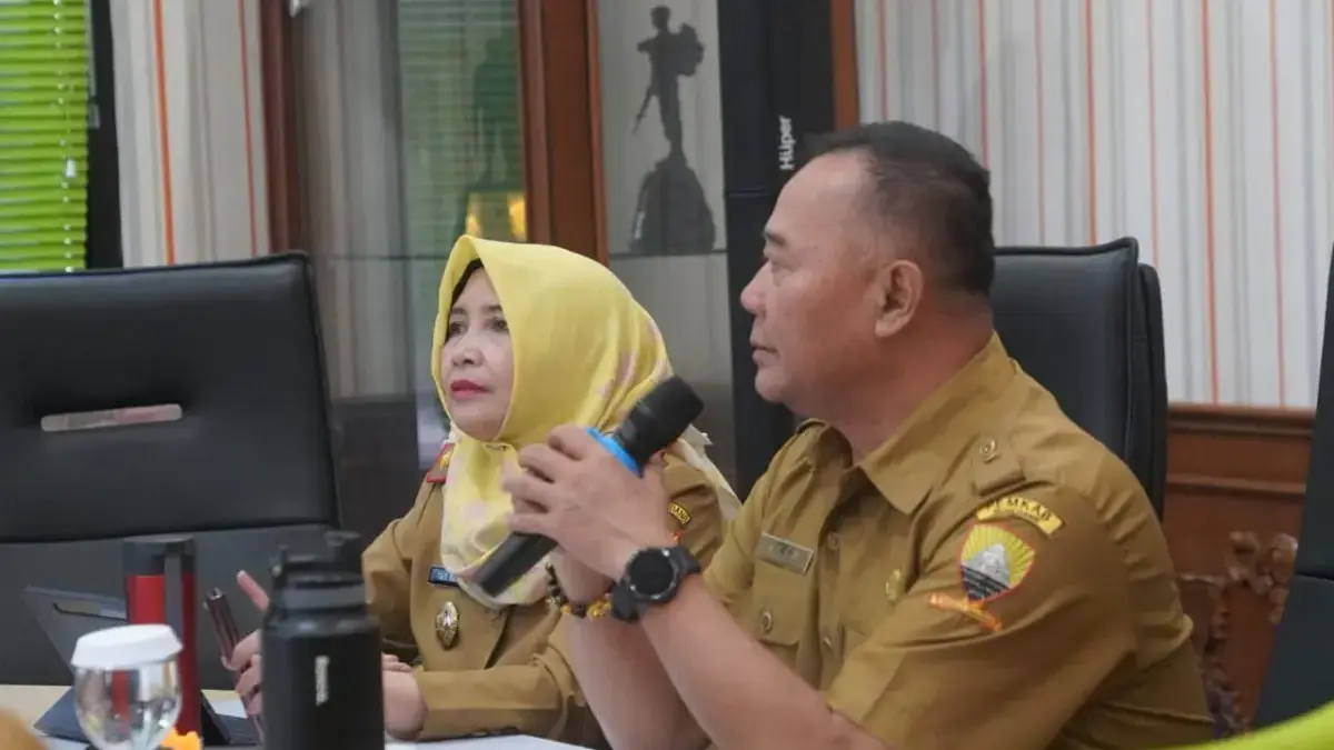 KERJASAMA: Sekda Tuti Ruswati didampingi Plt. Kepala Dinas Lingkungan Hidup dan Kehutanan Asep Tatang Sujana m