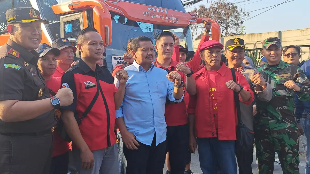 Bupati Sumedang H Dony Ahmad Munir beserta unsur Forkopimda melepas keberangkatan para perwakilan buruh Sumeda