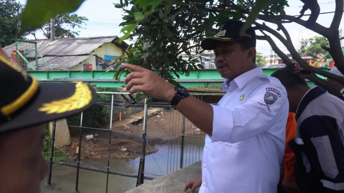 ANTISIPASI: Bupati Sumedang Dony Ahmad Munir turun meninjau langsung pemasangan jarring sungi Cimande, baru-ba