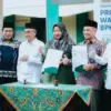 SERAHKAN: BPKH dan NU Care saat menyerahkan Bantuan Wakaf Produktif ke Ponpes Al-Hikamussalafiyyah yang diteri