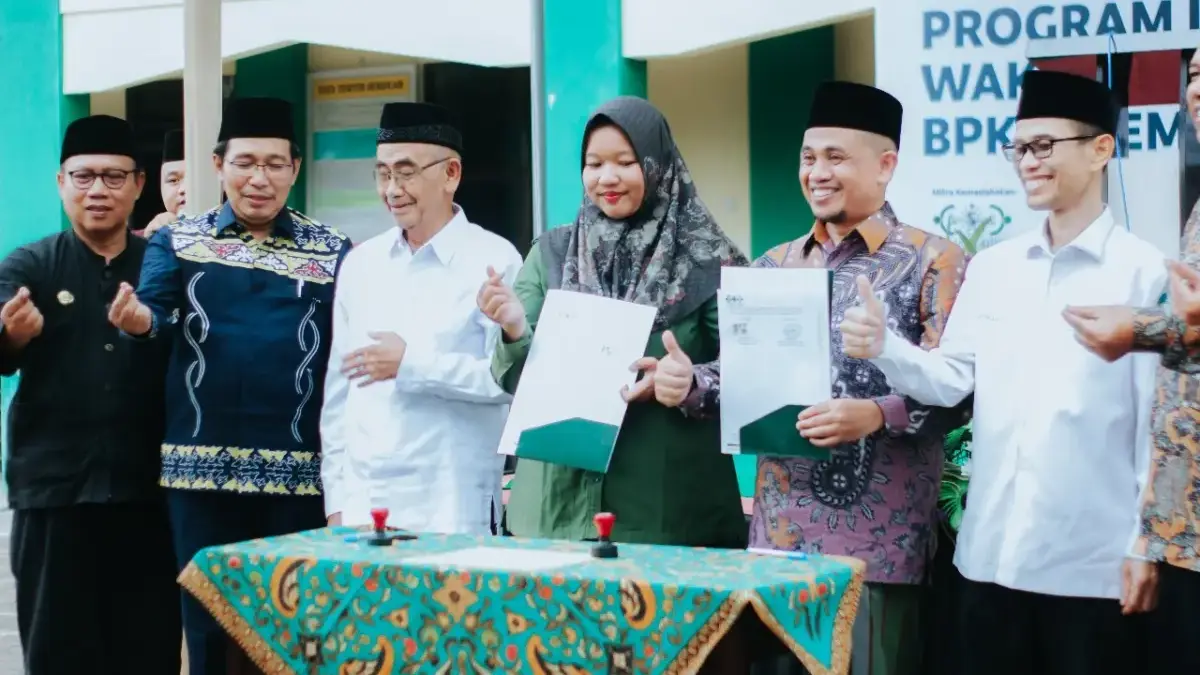 SERAHKAN: BPKH dan NU Care saat menyerahkan Bantuan Wakaf Produktif ke Ponpes Al-Hikamussalafiyyah yang diteri