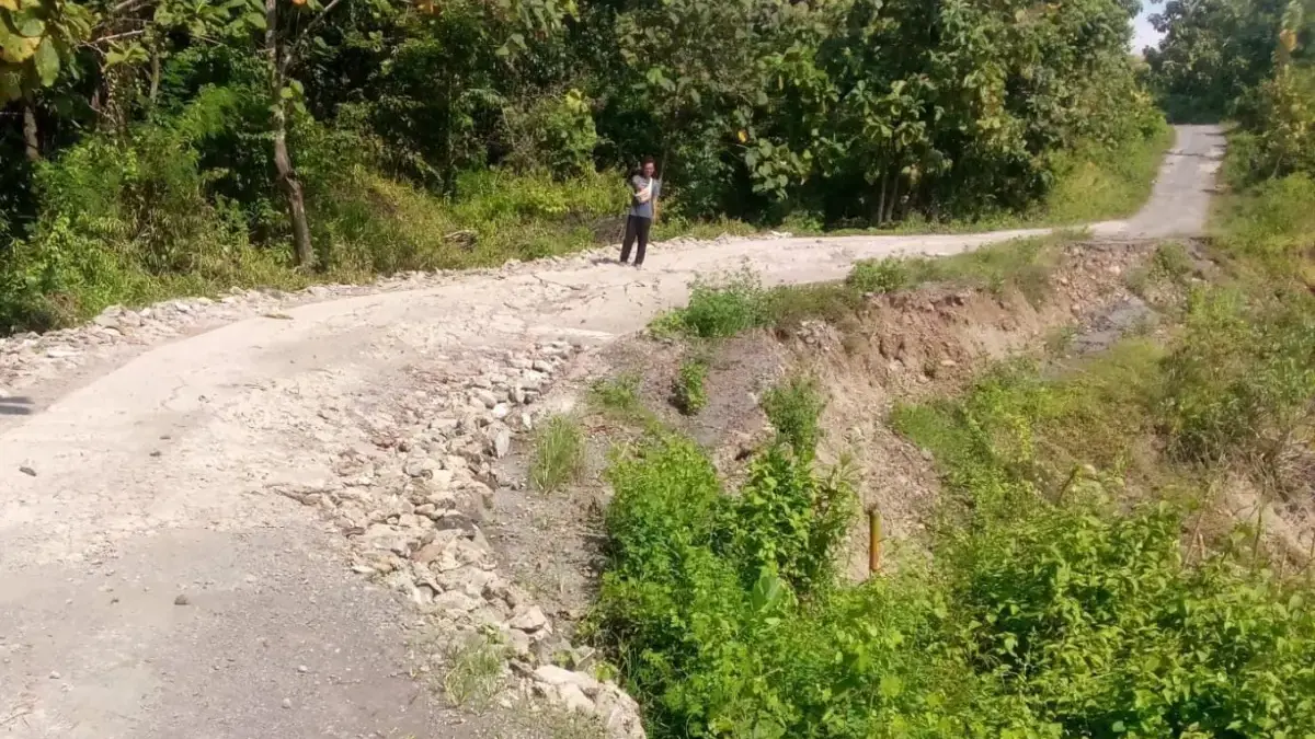 MEMPRIHATINKAN: Jalan penghubung Desa Ungkal dan Desa Cacaban Kecamatan Conggeang sepanjang tiga kilometer men
