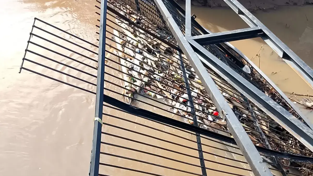 RUSAK: Jaring sampah di sungai Cimande Kecamatan Cimanggung jebol akibat debit air yang tinggi.