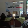MENDUKUNG: Kasi Pemdes Kecamatan Sumedang Utara, Endang Rohman, S.Ip., (kedua dari Kiri), saat memberikan mate