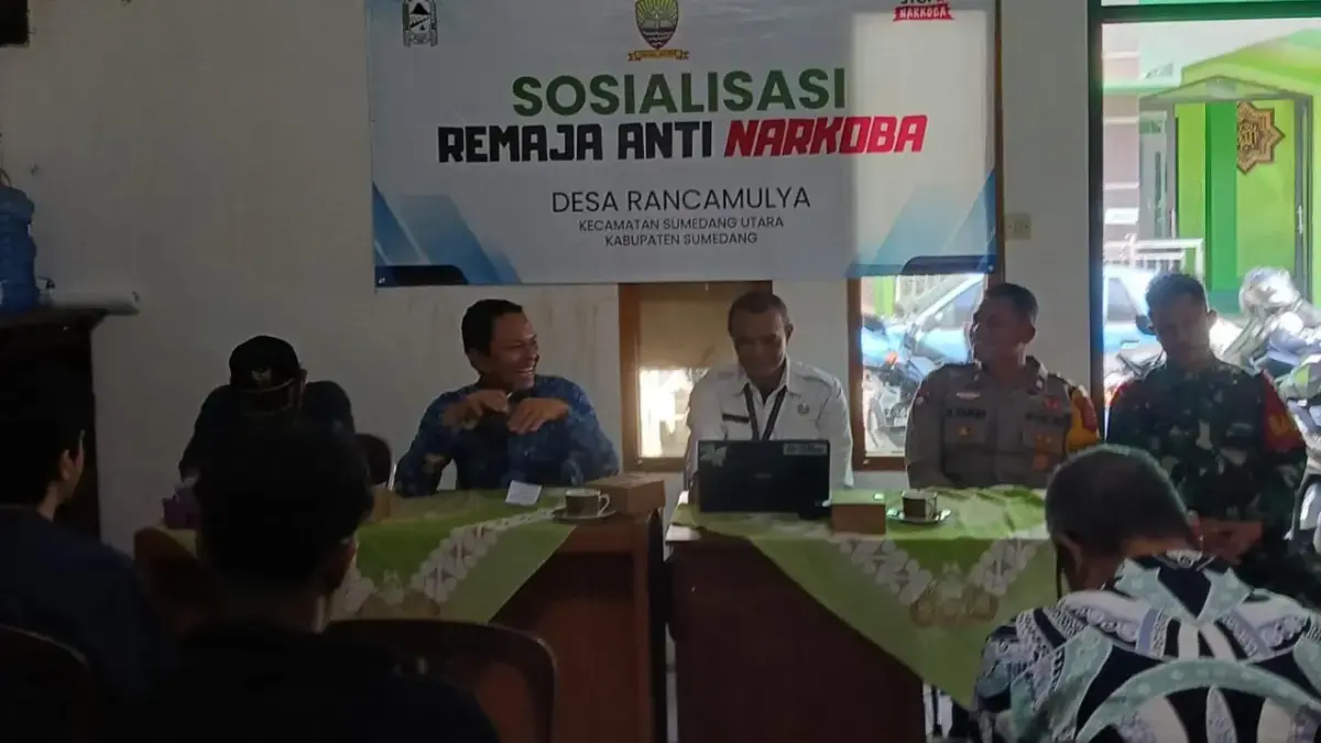 MENDUKUNG: Kasi Pemdes Kecamatan Sumedang Utara, Endang Rohman, S.Ip., (kedua dari Kiri), saat memberikan mate