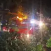 KECELAKAAN: Sejumlah petugas saat mengevakuasi mobil derek yang tertimpa pohon di Jalan Raya Tanjungsari, baru
