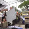 LEPAS: Bupati Sumedang Dony Ahmad Munir saat melepas rombongan jemaah haji di Gedung Negara, baru-baru ini.