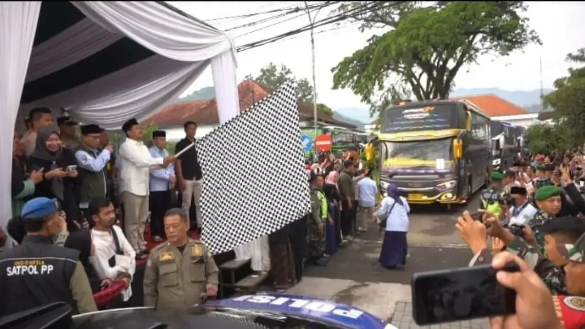 LEPAS: Bupati Sumedang Dony Ahmad Munir saat melepas rombongan jemaah haji di Gedung Negara, baru-baru ini.