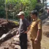 REALISASI: Kepala Wilayah 2, Rudi Ramdhani dan Wakil BPD Desa Kebonjati Memet Rachmat saat monitoring kegiatan