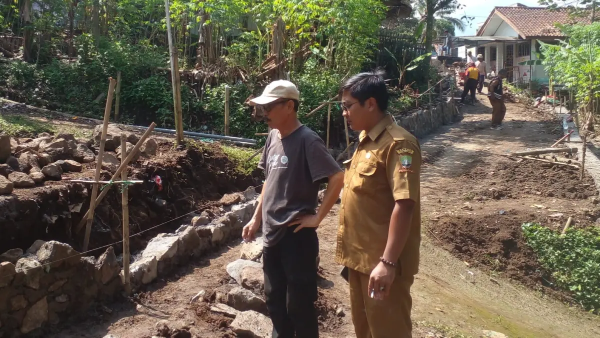REALISASI: Kepala Wilayah 2, Rudi Ramdhani dan Wakil BPD Desa Kebonjati Memet Rachmat saat monitoring kegiatan