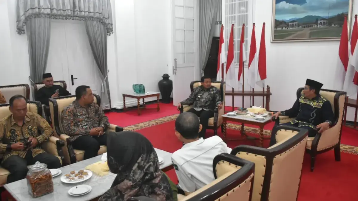 KOLABORASI: Bupati Sumedang, Dony Ahmad Munir, saat menerima kunjungan Direktur Pemberdayaan Zakat dan Wakaf D
