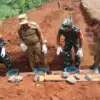 BERSINERGI: Bupati Sumedang Dony Ahmad Munir (Tengah) saat peletakan batu pertama pembangunan jalan di Desa Pa