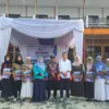 SEDERHANA: Sejumlah Guru, siswa, dan orang tua siswa saat berfoto bersama usai acara pelepasan kelas 12 di lap