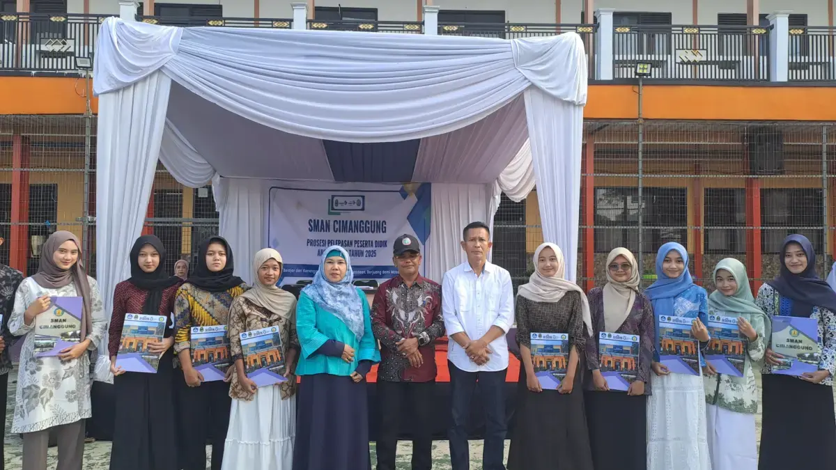 SEDERHANA: Sejumlah Guru, siswa, dan orang tua siswa saat berfoto bersama usai acara pelepasan kelas 12 di lap