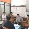 BERKUNJUNG: Bhabinkamtibmas Desa Gunungmanik, Aipda Cecep Supriadi, melaksanakan kegiatan sambang dan silatura