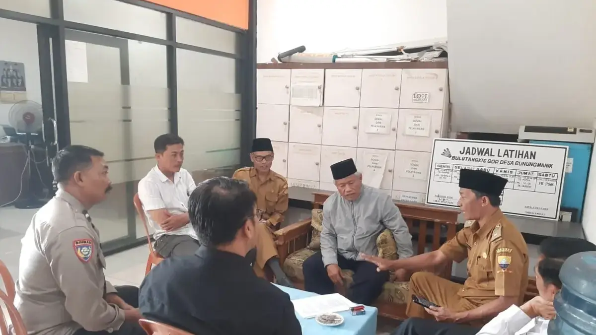 BERKUNJUNG: Bhabinkamtibmas Desa Gunungmanik, Aipda Cecep Supriadi, melaksanakan kegiatan sambang dan silatura