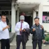 Kepala Biro Hukum DPD LSM GMBI Sumedang, Suryadinata SH dari Kantor Hukum Suryadinata SH & Rekan usai mendampi