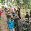 GOTONG ROYONG: Sejumlah personil TNI bersama warga saat pengecoran jalan di Desa Pamulihan Kecamatan, kemarin.