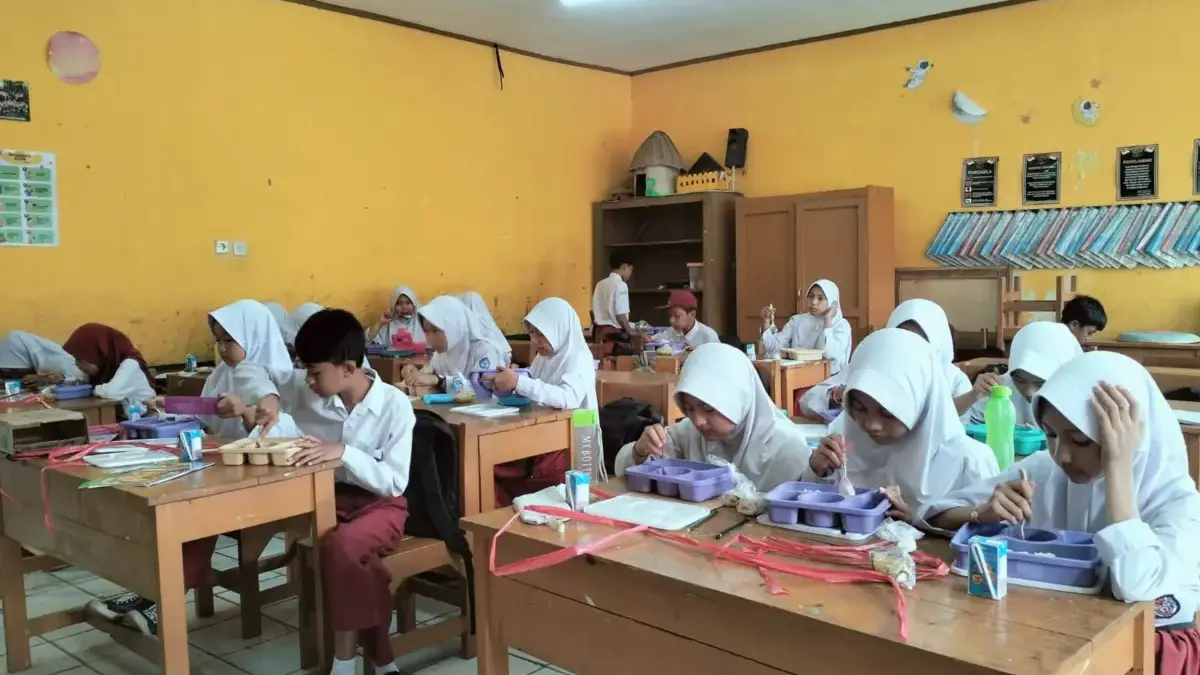 ANTUSIAS: Sejumlah siswa saat menyantap Makan Bergizi Gratis di salah satu sekolah di Kecamatan Tanjungsari, R