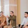 PELEPASAN: Sejumlah guru dan staf SMAN Cicalengka saat kegiatan perpisahan siswa kelas 12 di Masjid Al Jihad S