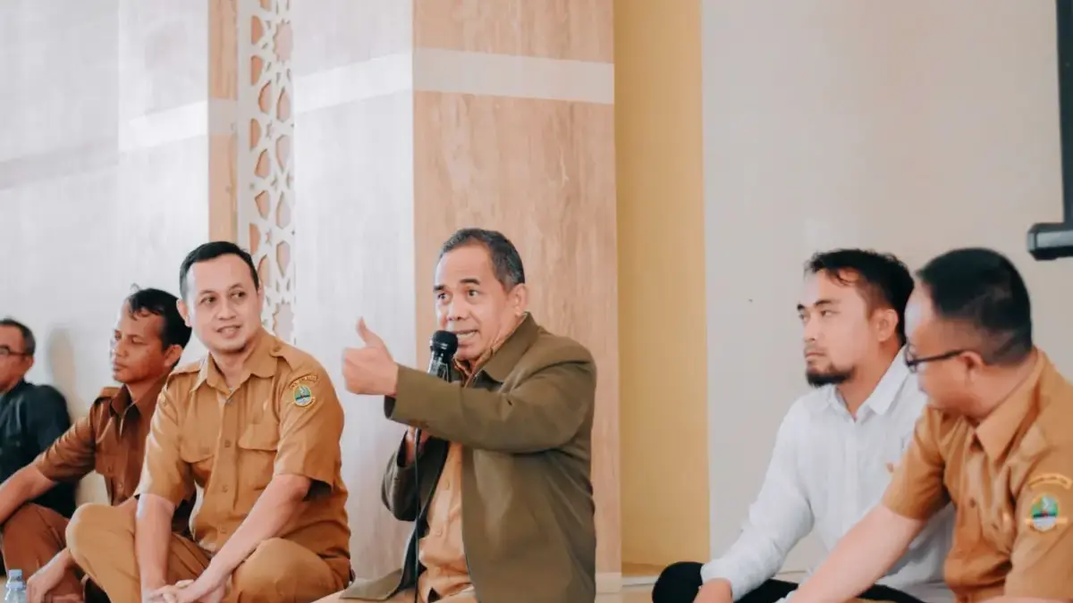 PELEPASAN: Sejumlah guru dan staf SMAN Cicalengka saat kegiatan perpisahan siswa kelas 12 di Masjid Al Jihad S