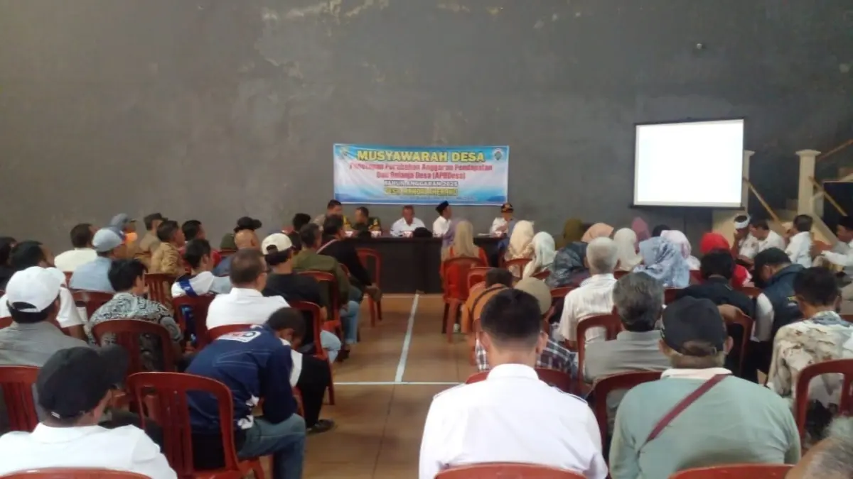 RAPAT: Pelaksanaan kegiatan Musyawarah Desa untuk Penetapan Perubahan APBDes Tahun 2025 di Desa Mandalaherang,