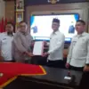 TETAPKAN: Simbolis berita acara kesepakatan yang telah ditandatangani oleh kedua belah pihak, hasil musyawarah