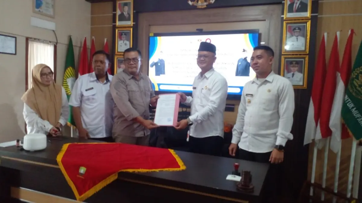 TETAPKAN: Simbolis berita acara kesepakatan yang telah ditandatangani oleh kedua belah pihak, hasil musyawarah