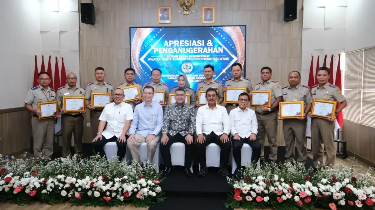 Wamen Ossy, Anugerahkan WTAB ke 11 Kantor Pertanahan