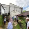 PERIKSA: Aparat Kepolisian dari Polsek Paseh memeriksa kondisi kandang tempat pencurian hewan ternak domba ter