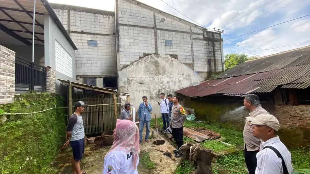 PERIKSA: Aparat Kepolisian dari Polsek Paseh memeriksa kondisi kandang tempat pencurian hewan ternak domba ter