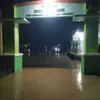 BANJIR: Jalan perbatasan Desa Darmawangi dan Marongge digenangi air. Kondisi ini kerap terjadi usai hujan deng