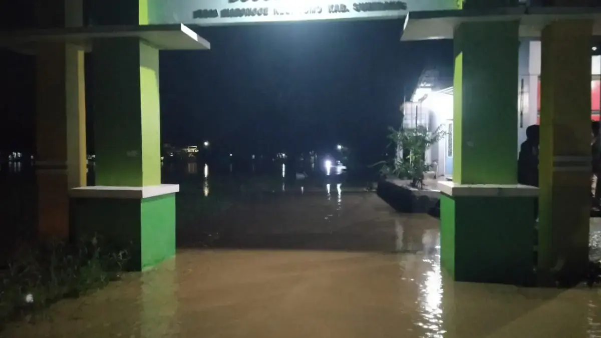 BANJIR: Jalan perbatasan Desa Darmawangi dan Marongge digenangi air. Kondisi ini kerap terjadi usai hujan deng