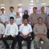 BERSAMA: Plt. Sekretaris Camat Cimalaka, Yayat Sukaryat, S.Kom., berfoto bersama dengan perangkat Desa Cibeure